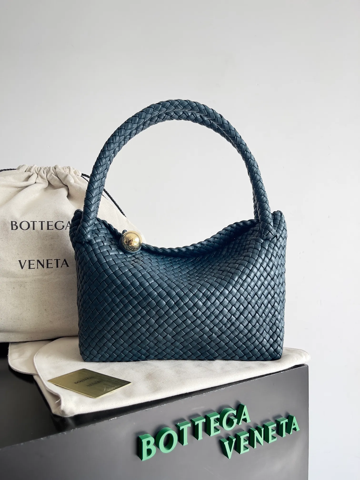 Batch 5760 BV collectible small woven handbags are really YYDS!! Bottega Veneta’s most classic small woven handbags are back! ! We use the highest quality leather with the highest craftsmanship❤️ to create the most expensive works. We have created the original Intrecciato leather weaving process❤️ This unique traditional exclusive leather weaving method has not only become our logo but also reflects the time-consuming and labor-intensive craftsmanship of our products❤️ The new TOSCA handbag must be a selection worth collecting🆕⚠️⚠️Babies, malachite can be sold separately and can be assembled by yourself Style number: 716974 Size: 27*9*18cm